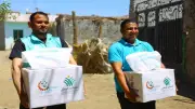 صناع الخير توزع كراتين غذائية مع لحوم الأضاحي على الأسر الأولى بالرعاية
