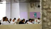 حجاج بيت الله يرمون الجمرات الثلاث في أول أيام التشريق