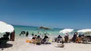 شاطئ الهانوفيل المجاني بالإسكندرية يصل للطاقة القصوى في ثاني أيام العيد