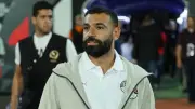 محمد صلاح يحضر ودية مصر وروسيا ويحيي الجماهير بجولة حول الملعب