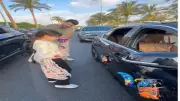 شاب سوري يطوف شوارع القاهرة لتوزيع هدايا العيد على الأطفال في لفتة إنسانية