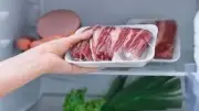 تحذير من تخزين لحوم الأضاحي بطريقة خاطئة.. تعرف على أسباب تغير اللون للأخضر