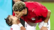 إمام عاشور يخطف الأنظار برفقة ابنته بعد فوز مصر على روسيا