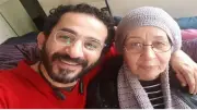 وصول جثمان والدة أحمد حلمي إلى مسجد ناصر في بنها لصلاة الجنازة