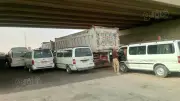 محافظ أسوان يفرض غرامات تصل إلى إلغاء تراخيص سيارات السيرفيس المخالفة