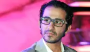 أحمد حلمي يودع والدته ويكتفي بتلقي العزاء في المقابر