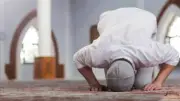 حكم الخروج من صلاة الفريضة لمدافعة الأخبثين.. الإفتاء توضح