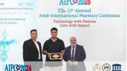 تكريم طالب متميز في الصيدلة الإكلينيكية بجامعة القاهرة الأهلية