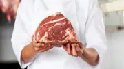 هل يجوز توزيع لحم الأضحية بعد أيام العيد؟ الأوقاف تجيب