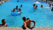 حمامات السباحة تستقبل آلاف الشباب والفتيات في عيد الأضحى ببني سويف