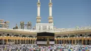 لماذا يرتدي الحجاج الجلباب في طواف الوداع؟ السبب الحقيقي