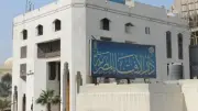 هل التفات المرأة في الصلاة لمتابعة طفلها يبطلها؟ دار الإفتاء تجيب