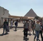 إقبال كثيف على منطقة الأهرامات رابع أيام العيد رغم ارتفاع الحرارة