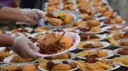 تفسير حلم توزيع الطعام في المنام وبشائر الأخبار السعيدة