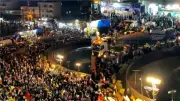 إيران تعرض زورقًا حربيًا في ساحة الثورة بطهران بحضور حشود