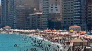 إقبال متوسط على شواطئ الإسكندرية مع نهاية إجازة العيد