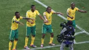 فضيحة تمنع منتخب جنوب أفريقيا من السفر للمونديال قبل الافتتاح