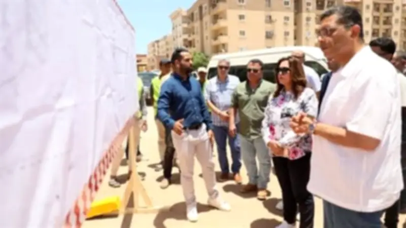 منال عوض تتابع مشروعات الصرف الصحي بـ8 مناطق بالغردقة