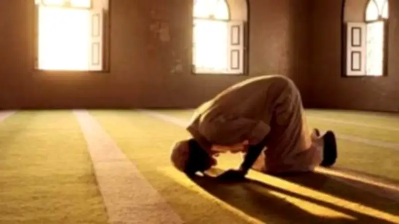 تأخير الصلاة بسبب العمل: أمين الفتوى يوضح الحكم الشرعي