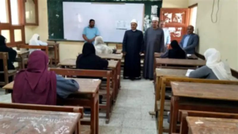 طلاب الأدبي بالثانوية الأزهرية في الإسماعيلية يؤدون امتحان التوحيد اليوم