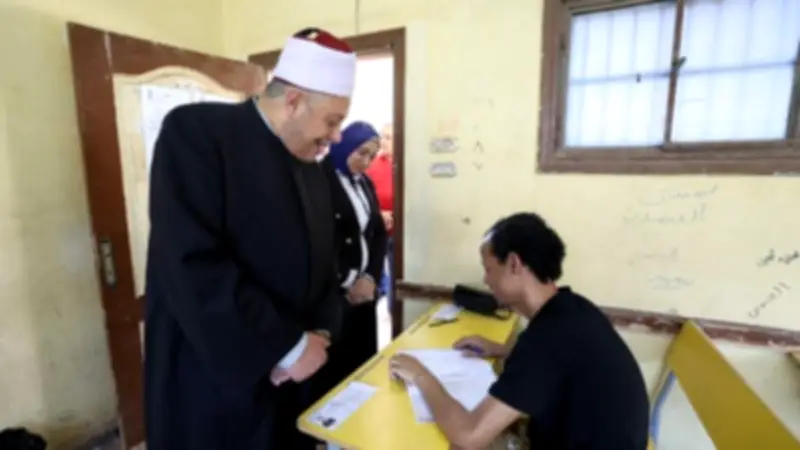 طلاب الثانوية الأزهرية علمي يؤدون امتحان الفيزياء اليوم السبت
