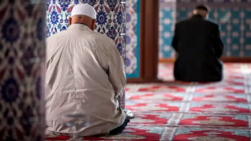 الإفتاء توضح حكم الدعاء بعد التشهد الأخير في الصلاة وأفضل الأدعية