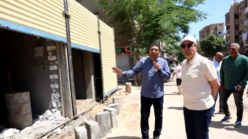 محافظ المنيا يتفقد 37 محلاً تجارياً بحي جنوب ويستمع للمواطنين