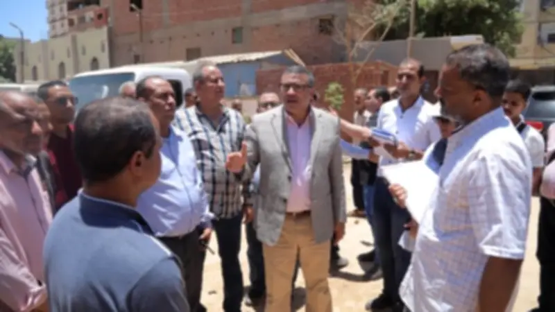 محافظ قنا يتفقد مشروعات رصف وتطوير الخدمات في نجع حمادي