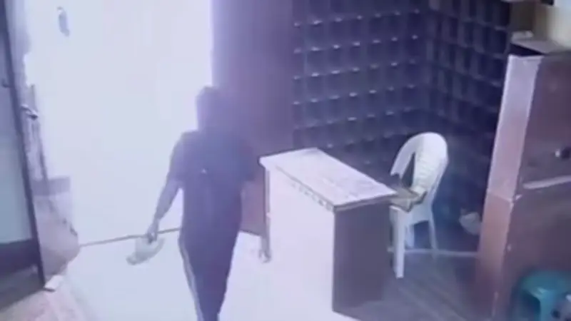 لص يسرق هاتف أحد المصلين داخل مسجد في مدينة نصر والكاميرات تفضحه