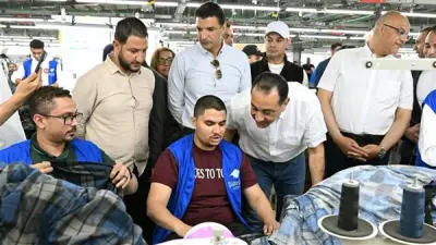مدبولي يطمئن على عمال مصنع ملابس بالإسكندرية: رواتب تصل لـ11 ألف جنيه