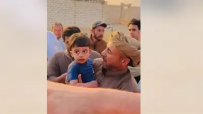 بالدموع.. والدة تستقبل رضيعاً عُثر عليه بعد 16 ساعة في صحراء مطروح