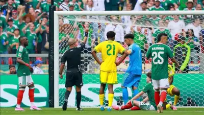 مدافع جنوب أفريقيا يتلقى أول بطاقة حمراء في افتتاح كأس العالم منذ 32 عامًا