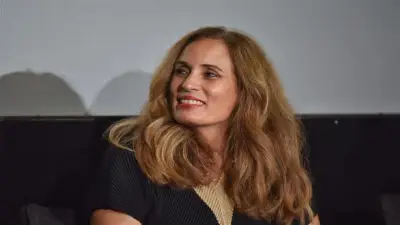 خيري بشارة يكشف خدعة مشهد الآيس كريم مع عمرو دياب بعد 34 عاماً