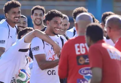 5 لقطات من احتفال لاعبي المنتخب والجهاز الفني بالعريس عمر مرموش