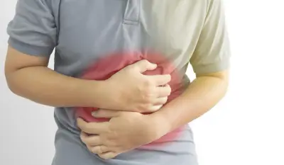 8 عادات خاطئة في الصيف تسبب الحموضة والانتفاخ.. تجنبها
