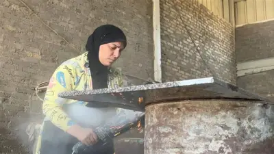بعد مرض زوجها.. سارة تقتحم عالم الرخام لإدارة ورشة الأسرة في الإسماعيلية