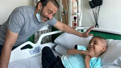 أحمد عزمي يزور مستشفى سرطان الأطفال 57357 لدعم المرضى نفسياً