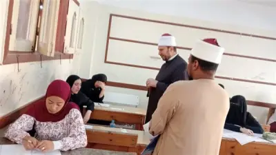 رئيس الأزهرية بالإسكندرية يعزي طالبة ثانوية فقدت والدها قبل الامتحان
