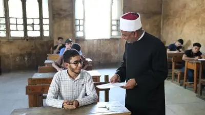 طلاب العلمي بالثانوية الأزهرية يؤدون امتحان الصرف وسط إجراءات مشددة