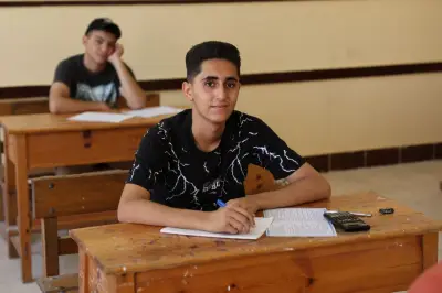 طلاب الثانوية الأزهرية بالقسم العلمي يؤدون امتحان الفقه اليوم