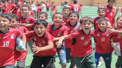 مؤسسة الجارحي توزع 300 تيشرت لمنتخب مصر على الأطفال في الجيزة