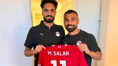 صلاح يهدي تيشيرت ليفربول لزيكو في معسكر منتخب مصر