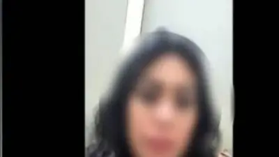 مذيعة تتهم زوجها بالاعتداء عليها ووالدتها والتهديد بالإيذاء
