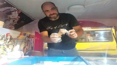 عربة آيس كريم متنقلة تنشر البهجة في وسط البلد.. محمد يحول فكرة بسيطة لمشروع ناجح