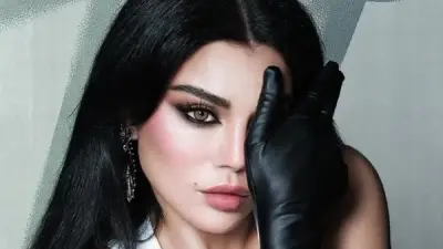 هيفاء وهبي تخطف الأنظار بفستان أزرق لامع وجريء في أحدث حفل غنائي