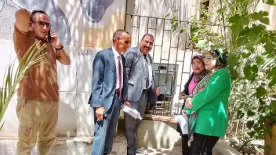 عميد آداب بني سويف تشكر عاملاً لتبرعه بمبرد مياه للكلية