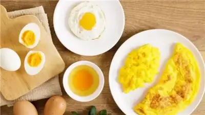 أيهما أفضل للصحة: البيض المقلي أم المسلوق؟ خبير تغذية يجيب