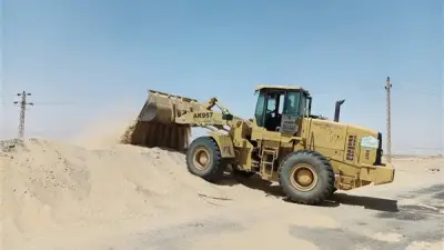 رفع الكثبان الرملية وإعادة فتح طريق عين البرج بالوادي الجديد