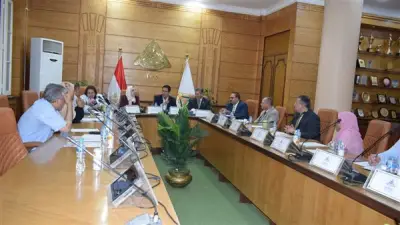 رئيس جامعة بنها يترأس اجتماع لجنة المنشآت ويستعرض مشروعات الطاقة الشمسية
