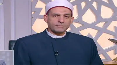 الإفتاء: تقبيل أيدي كبار السن وأهل الفضل والصلاح جائز شرعًا